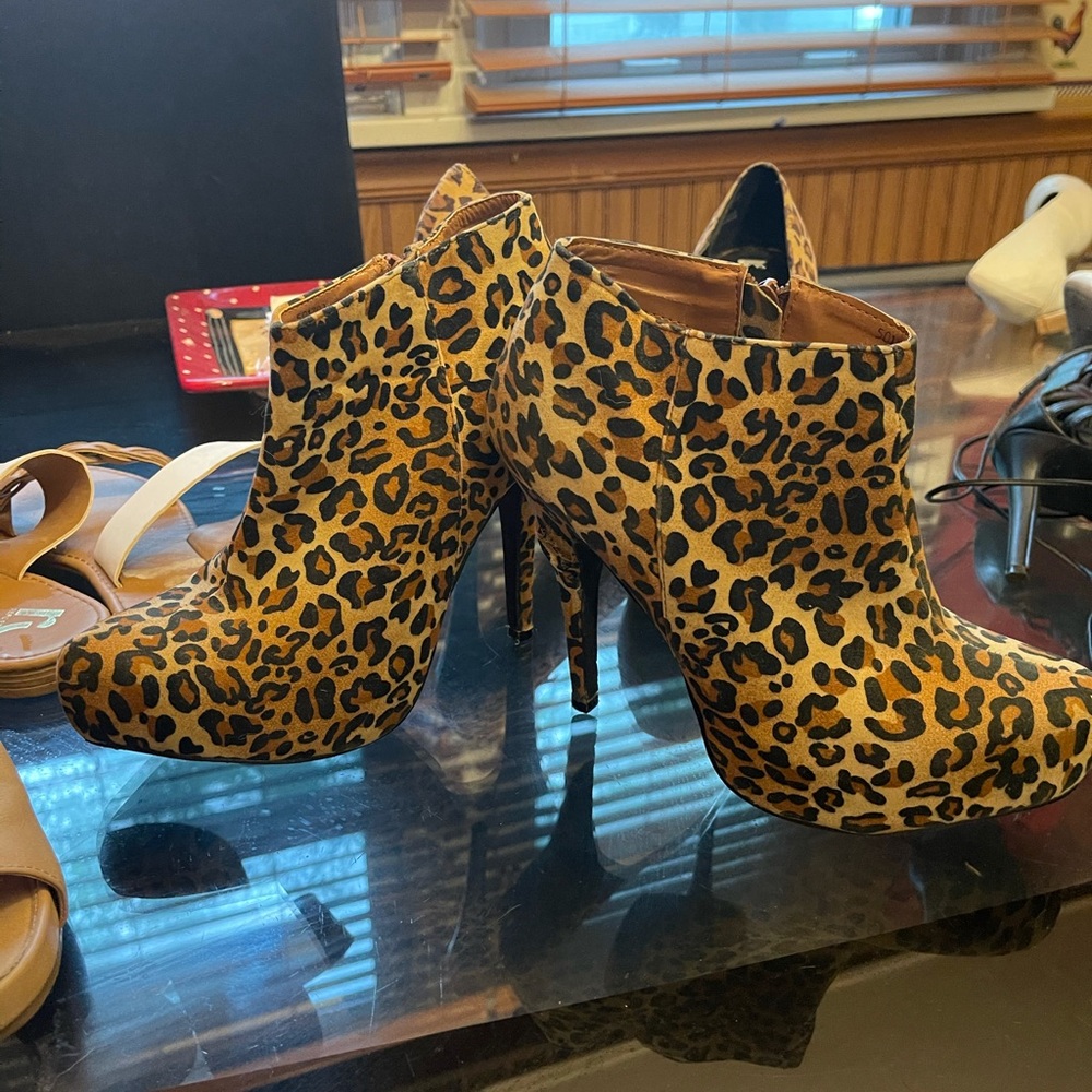 Shoes - Picture 3 of 8